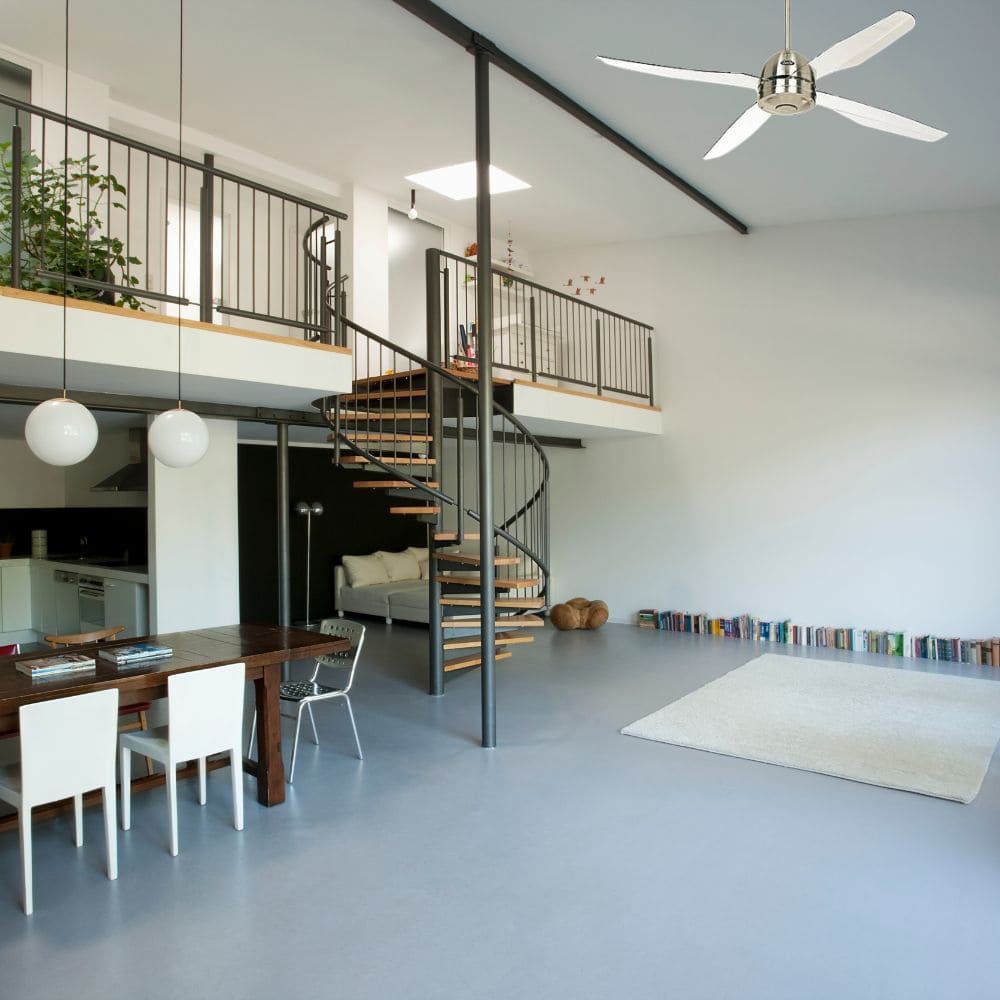 Ventilateur destratificateur mezzanine Libelle de la marque Casafan en couleur blanche au niveau d'une mezzanine.