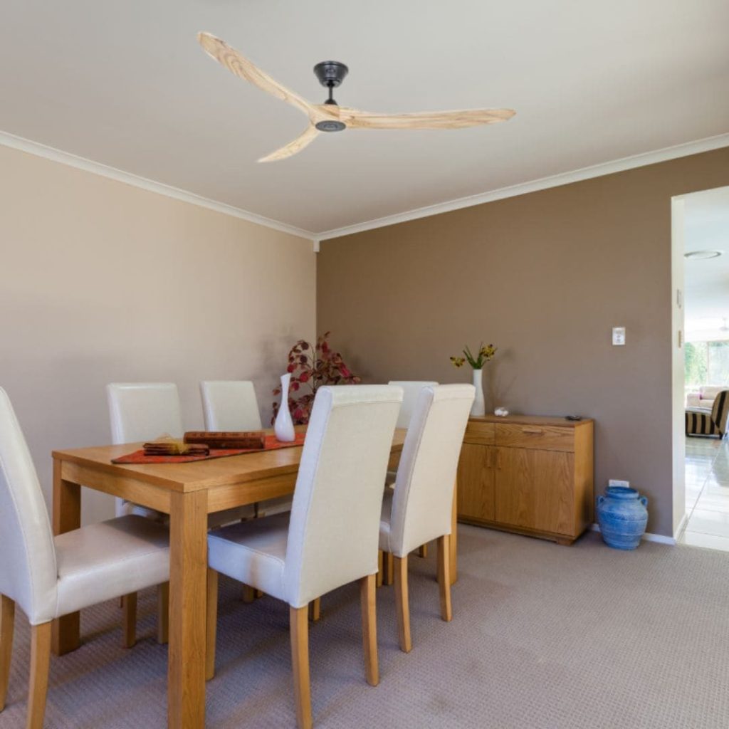 Ventilateur au plafond Genuino noir et bois Casafan dans une salle à manger
