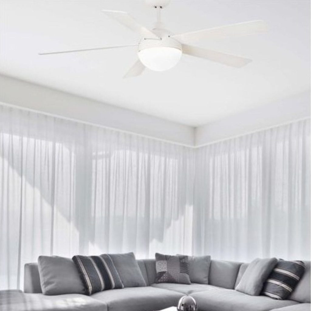 Ventilateur Plafond Izaro de Faro Barcelona, dans un salon blanc