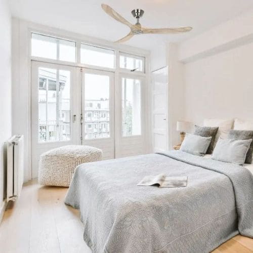 Destratificateur casafan en bois dans chambre lumineuse et claire 