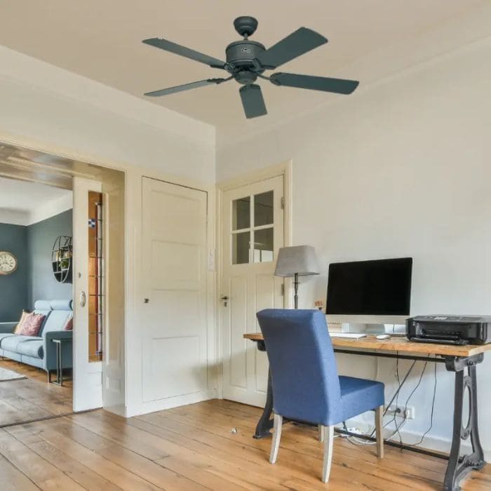 Destratificateur noir dans un bureau avec parquet et bois 