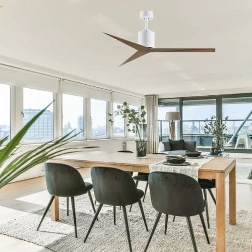 Destratificateur blanc et bois dans un salon lumineux