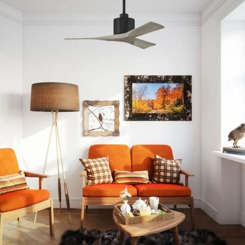 Destratificateur atlas fan noir et bois clair dans un salon coloré orange