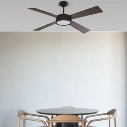 Destratificateur Faro en bois avec lumière au-dessus d'une table ronde à manger 