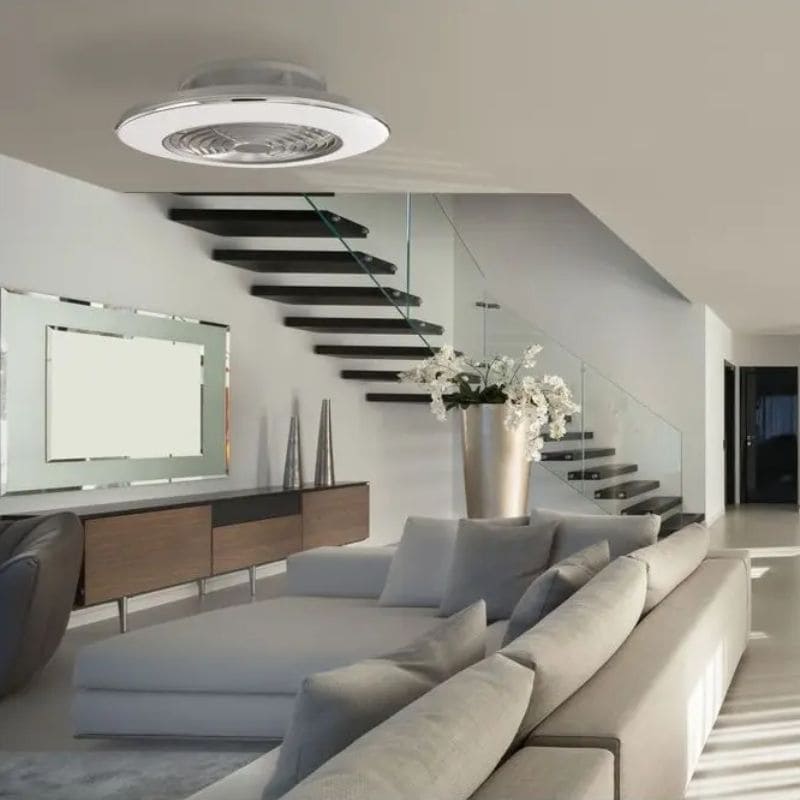 destratificateur blanc dans un salon moderne (modèle Alisio de Mantra)